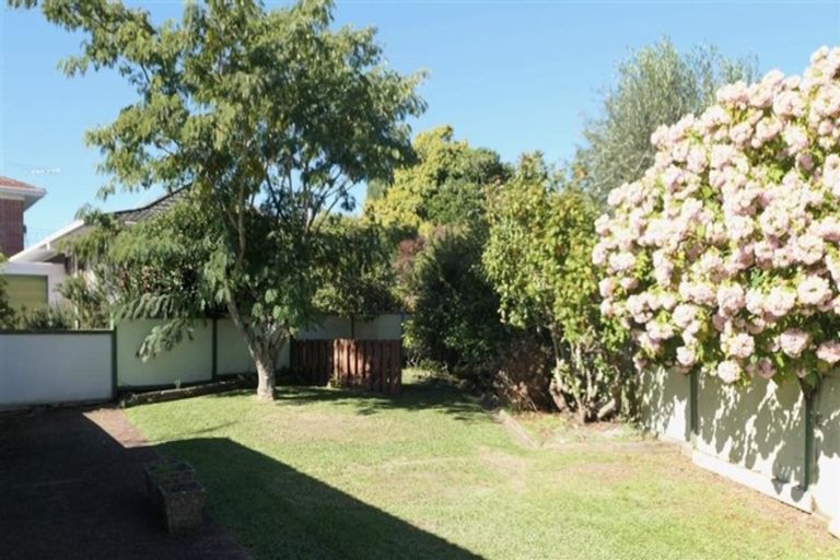 Photo of property in 121 Chivalry Road, Glenfield, Auckland, 0629