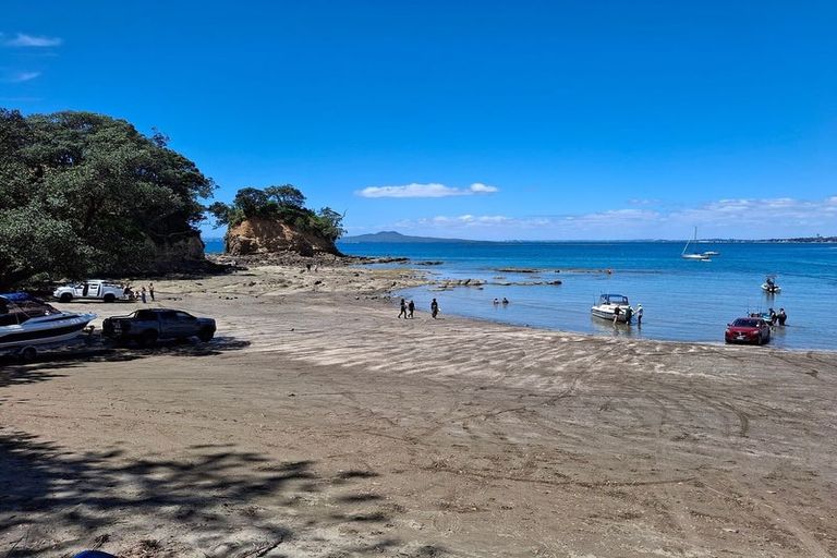 Photo of property in 2/918 Beach Road, Waiake, Auckland, 0630