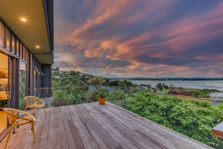 Photo of property in 10 Maffeys Road, Mount Pleasant, Christchurch, 8081