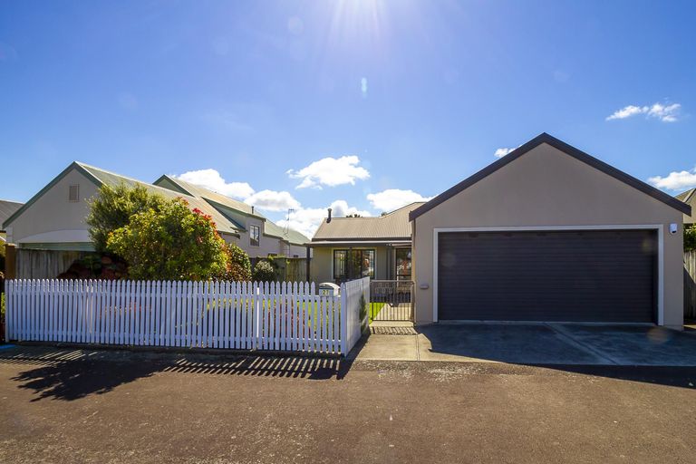 Photo of property in 27 Pirie Street, Palmerston North, 4410