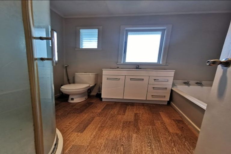 Photo of property in 23 Barron Drive, Green Bay, Auckland, 0604