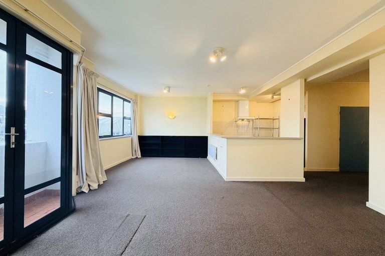 Photo of property in 17 Kent Terrace - Kent Apartments, 3e/16 Kent Terrace, Mount Victoria, Wellington, 6011