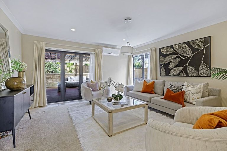 Photo of property in 6 English Oak Drive, Schnapper Rock, Auckland, 0632