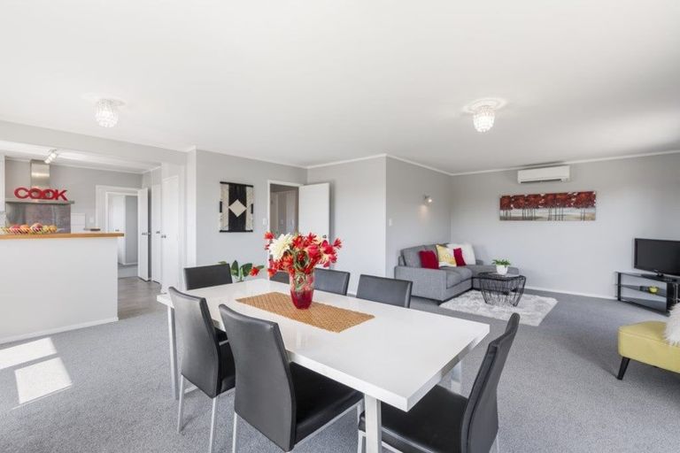 Photo of property in 1/12 Lydford Place, Glendene, Auckland, 0602