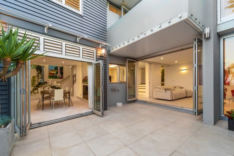 Photo of property in 10a Eastcliffe Road, Castor Bay, Auckland, 0620