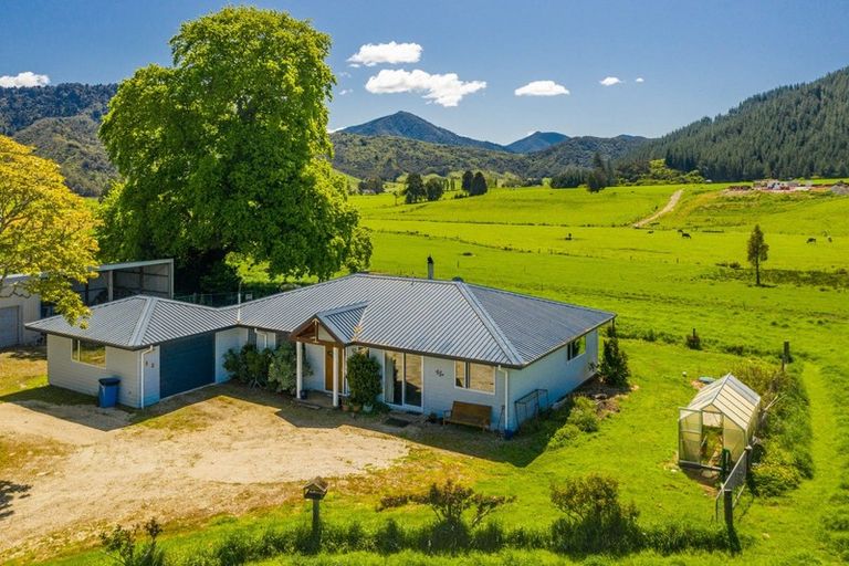 Photo of property in 1231 Queen Charlotte Drive, Linkwater, Picton, 7281