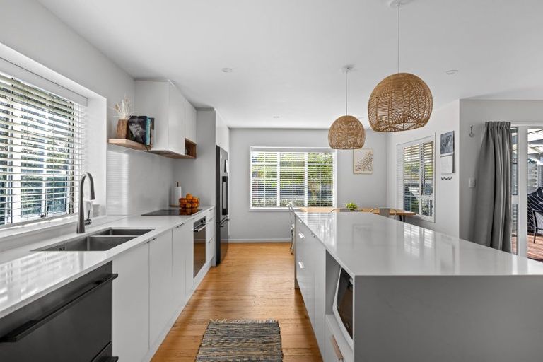 Photo of property in 40 Walton Street, Red Beach, 0932