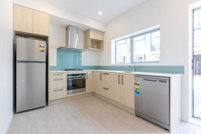 Photo of property in 5 Wharetana Crescent, New Lynn, Auckland, 0600