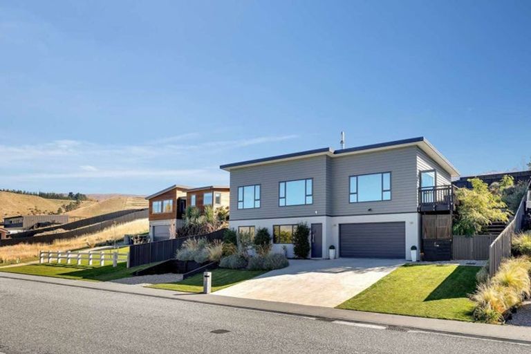 Photo of property in 71 Stratford Drive, Mount Pisa, Cromwell, 9383