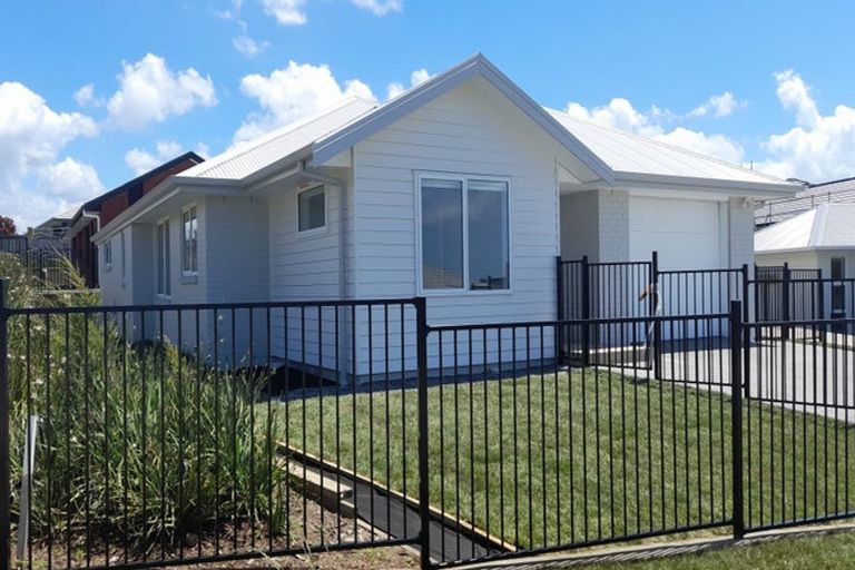 Photo of property in 1 Nottingham Road, Omokoroa, 3114