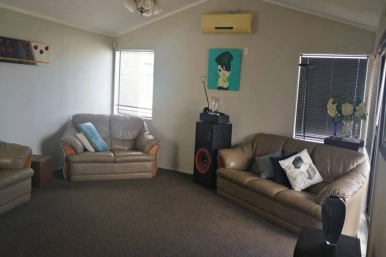 Photo of property in 131 West Harbour Drive, West Harbour, Auckland, 0618