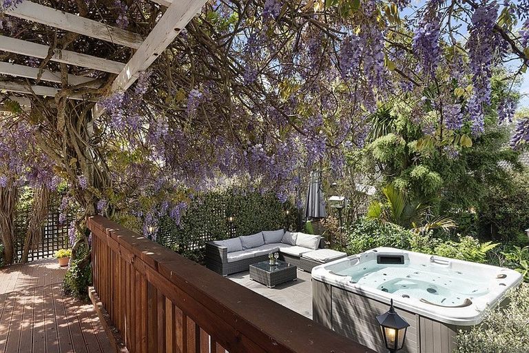 Photo of property in 21 Church Street, Northcote Point, Auckland, 0627