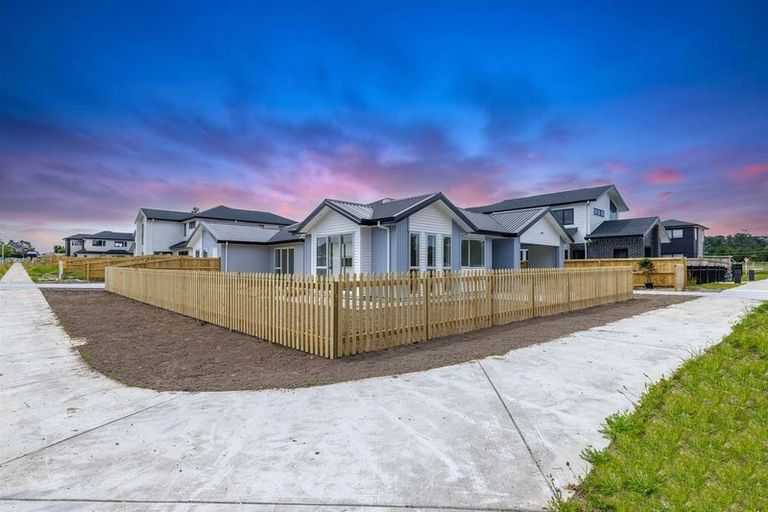 Photo of property in 23 Mcindoe Road, Kumeu, 0810