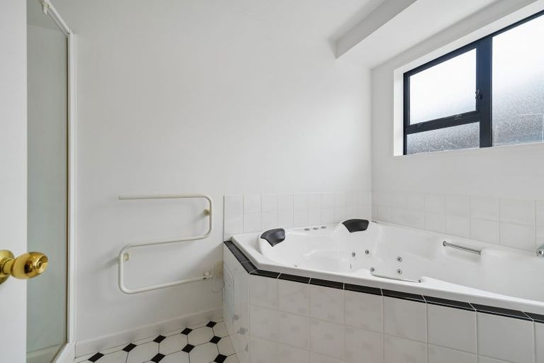 Photo of property in 40 Coolspring Way, Redwood, Christchurch, 8051