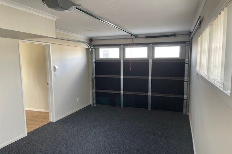 Photo of property in 3a Edwards Avenue, Henderson, Auckland, 0610