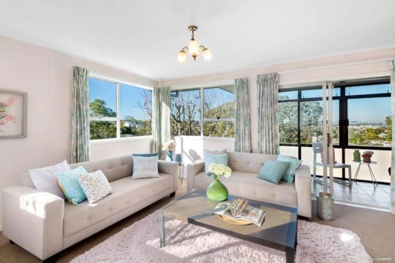 Photo of property in 14 Kerria Place, Sunnynook, Auckland, 0620