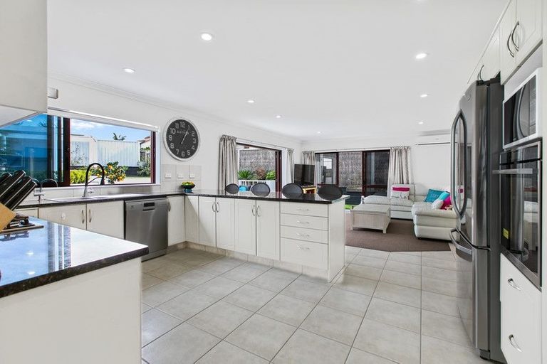 Photo of property in 13 Onemana Way, Te Atatu Peninsula, Auckland, 0610