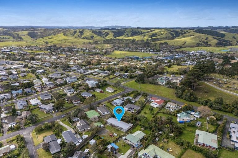 Photo of property in 2 Kaipara Crescent, Helensville, 0800