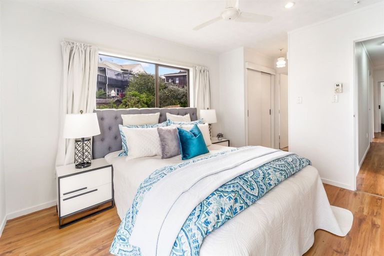 Photo of property in 2/19 Cassandra Grove, Totara Vale, Auckland, 0629