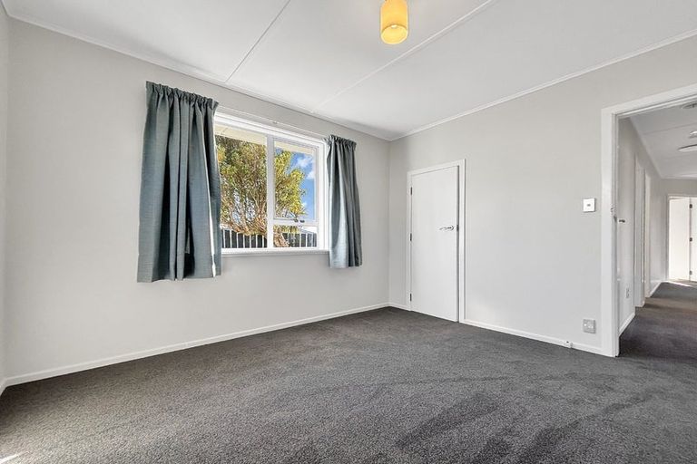Photo of property in 14 Barclay Street, Newlands, Wellington, 6037