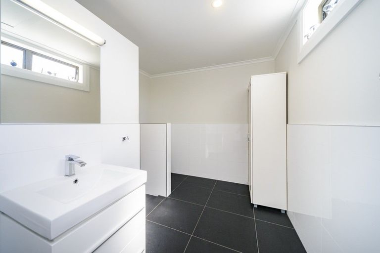 Photo of property in 11 Shamrock Street, Takaro, Palmerston North, 4412