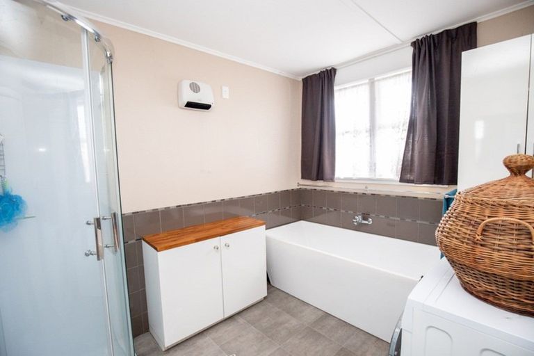 Photo of property in 54 Pipiroa Road, Ngatea, 3503