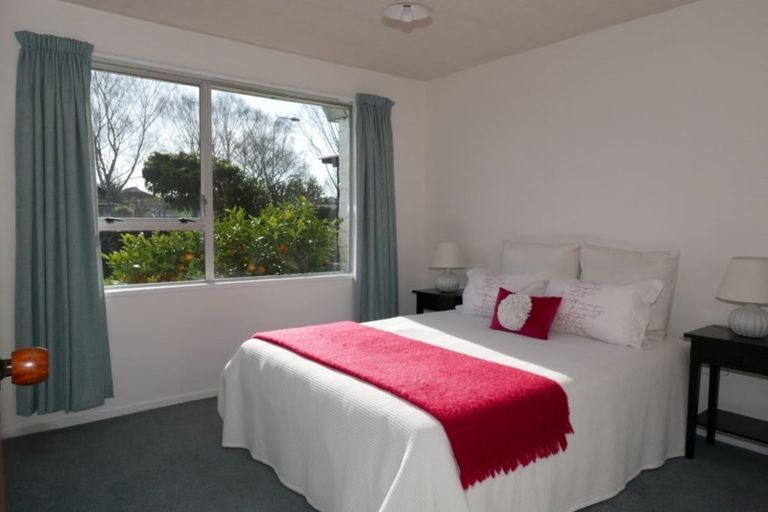 Photo of property in 16 Clivedon Place, Redwood, Christchurch, 8051