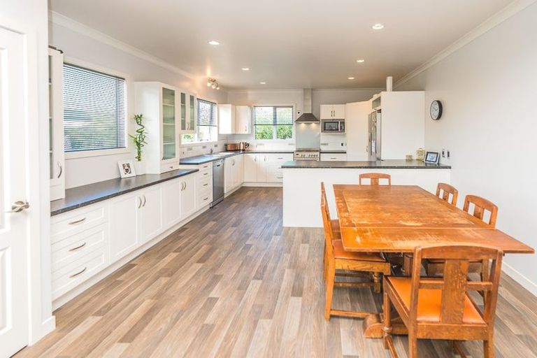 Photo of property in 4 Brougham Place, Springvale, Whanganui, 4501