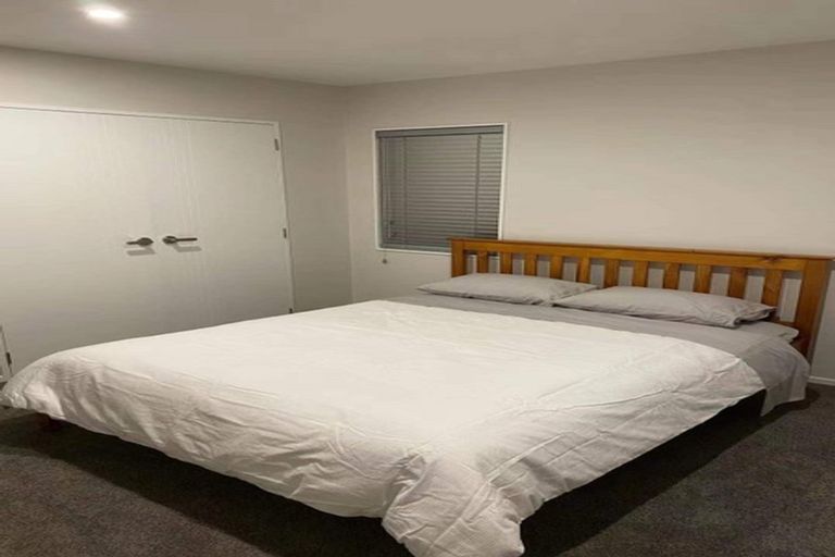 Photo of property in 579 Glenfield Road, Totara Vale, Auckland, 0629