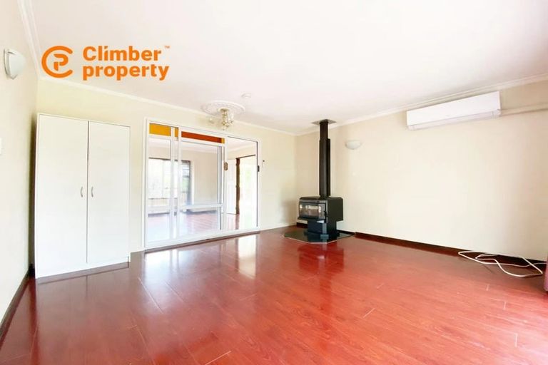 Photo of property in 11 Ravenstone Place, Chatswood, Auckland, 0626