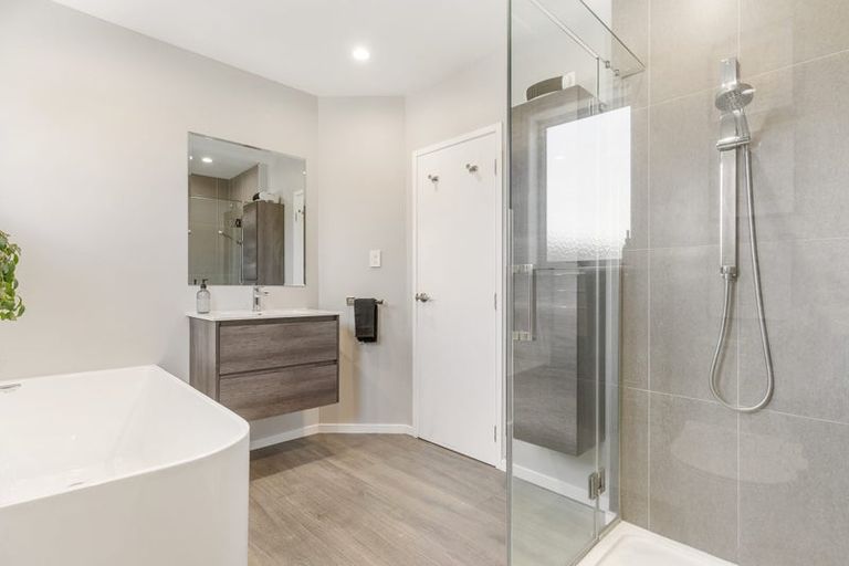 Photo of property in 18 Grassmere Road, Henderson Valley, Auckland, 0612