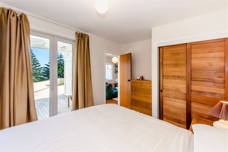 Photo of property in 37 Aperahama Street, Paekakariki, 5034