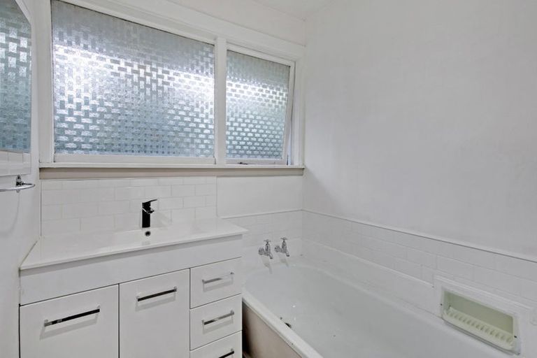 Photo of property in 19 Kathleen Crescent, Hornby, Christchurch, 8042