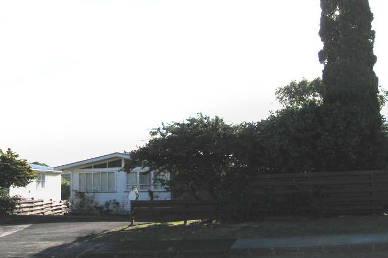 Photo of property in 23 Lantana Road, Green Bay, Auckland, 0604