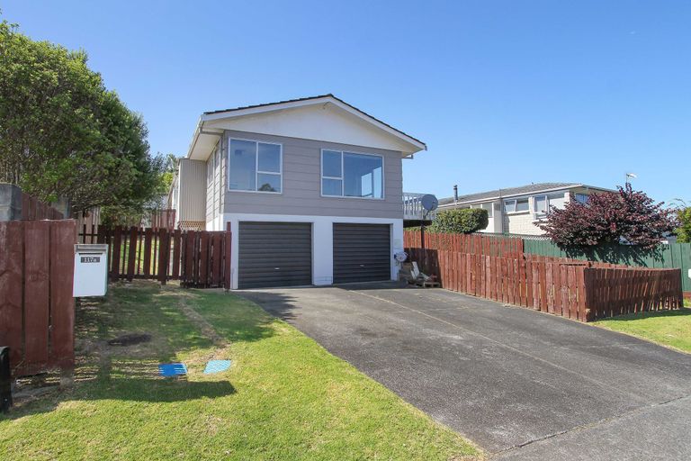 Photo of property in 2/117 Lynn Road, Bayview, Auckland, 0629