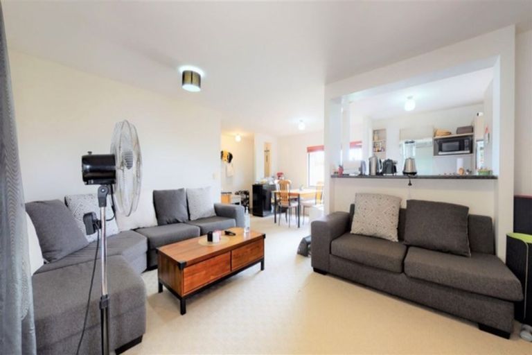 Photo of property in 898a East Coast Road, Northcross, Auckland, 0630