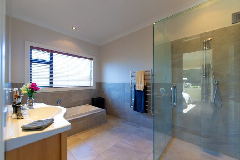 Photo of property in 12 Oak Place, Poraiti, Napier, 4112