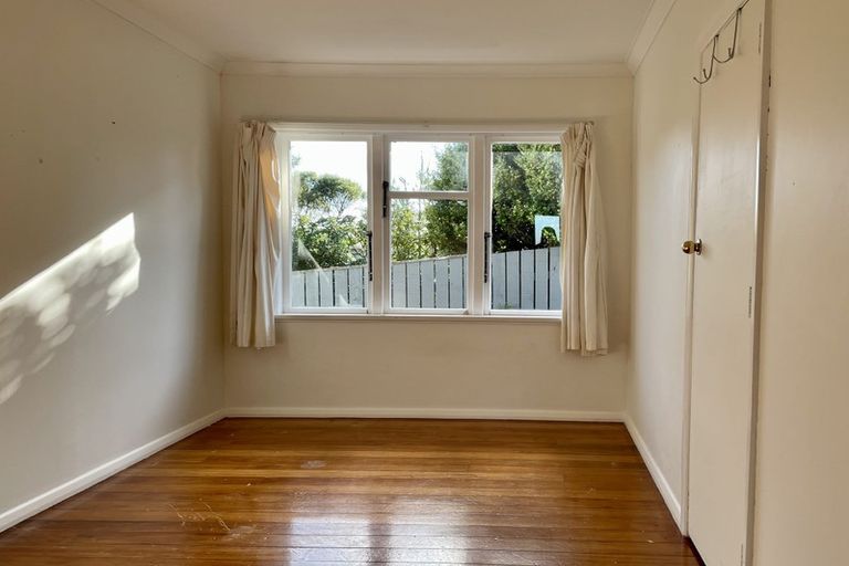 Photo of property in 9 Robert Street, Newlands, Wellington, 6037