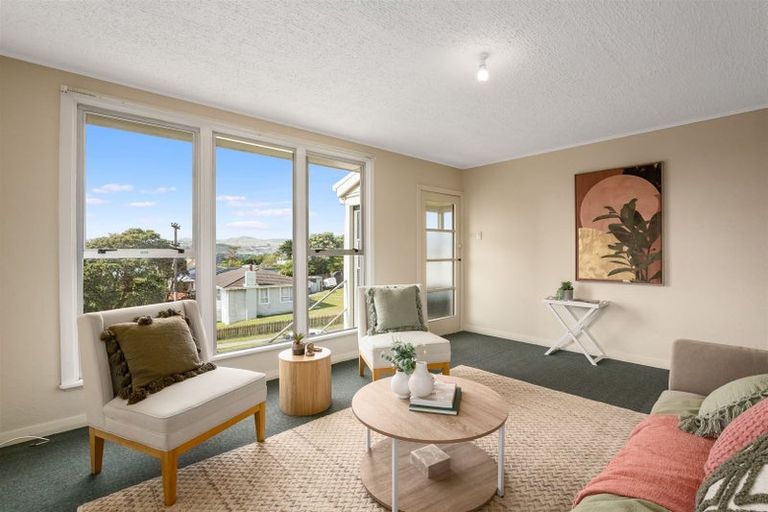 Photo of property in 2 Hiwi Crescent, Titahi Bay, Porirua, 5022