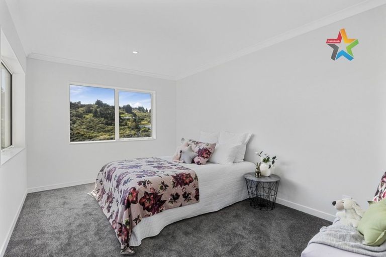 Photo of property in 2 Poto Road, Normandale, Lower Hutt, 5010
