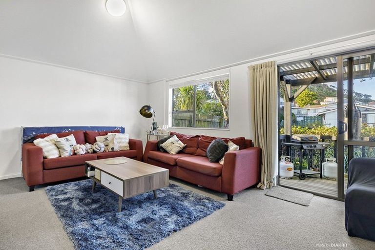 Photo of property in 142 Akaroa Drive, Maupuia, Wellington, 6022