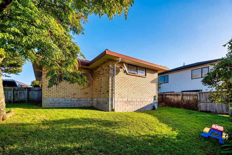 Photo of property in 11 Plumstead Rise, Glen Eden, Auckland, 0602