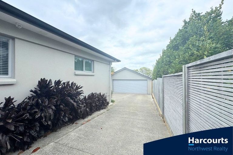 Photo of property in 86 Wiseley Road, West Harbour, Auckland, 0618