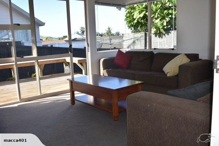 Photo of property in 3 Bridgehead Cove, West Harbour, Auckland, 0618