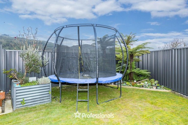 Photo of property in 2 Chalfont Road, Silverstream, Upper Hutt, 5019