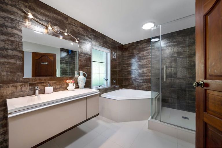 Photo of property in 105 Grassmere Road, Henderson Valley, Auckland, 0612