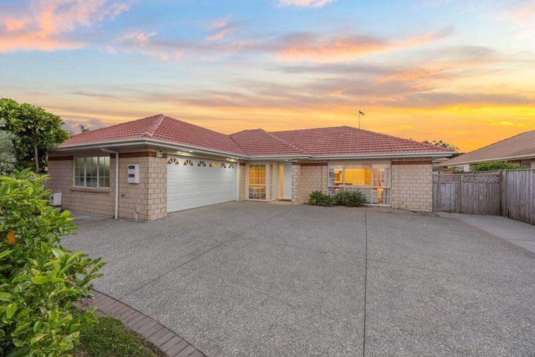 Photo of property in 8 William Woods Court, Flat Bush, Auckland, 2016