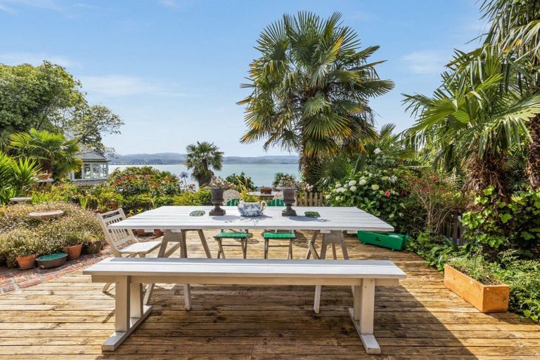 Photo of property in 32 Seapoint Road, Bluff Hill, Napier, 4110