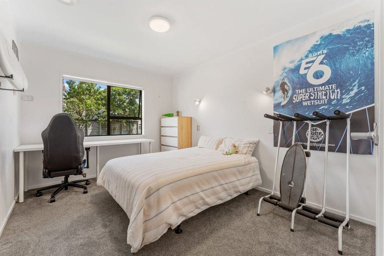 Photo of property in 8 Waimanu Place, Point Wells, 0986