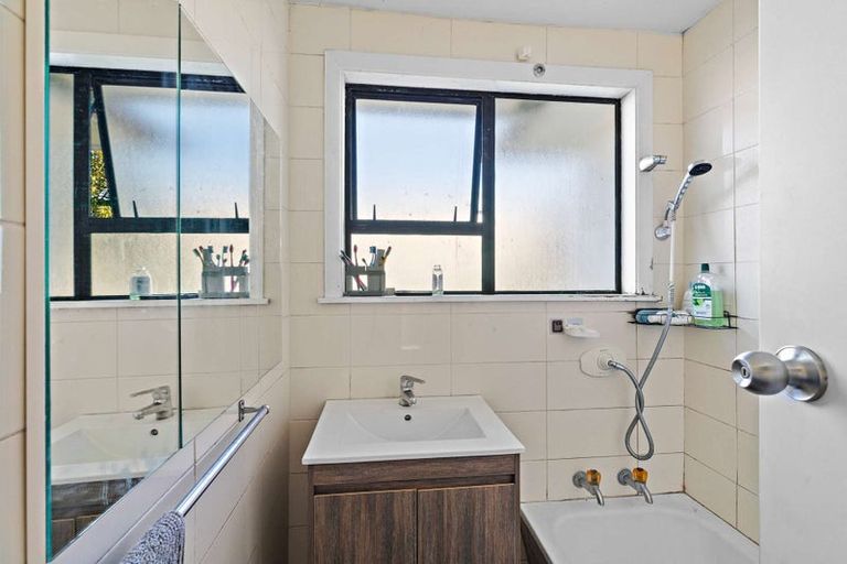 Photo of property in 72 Kelman Road, Kelston, Auckland, 0602